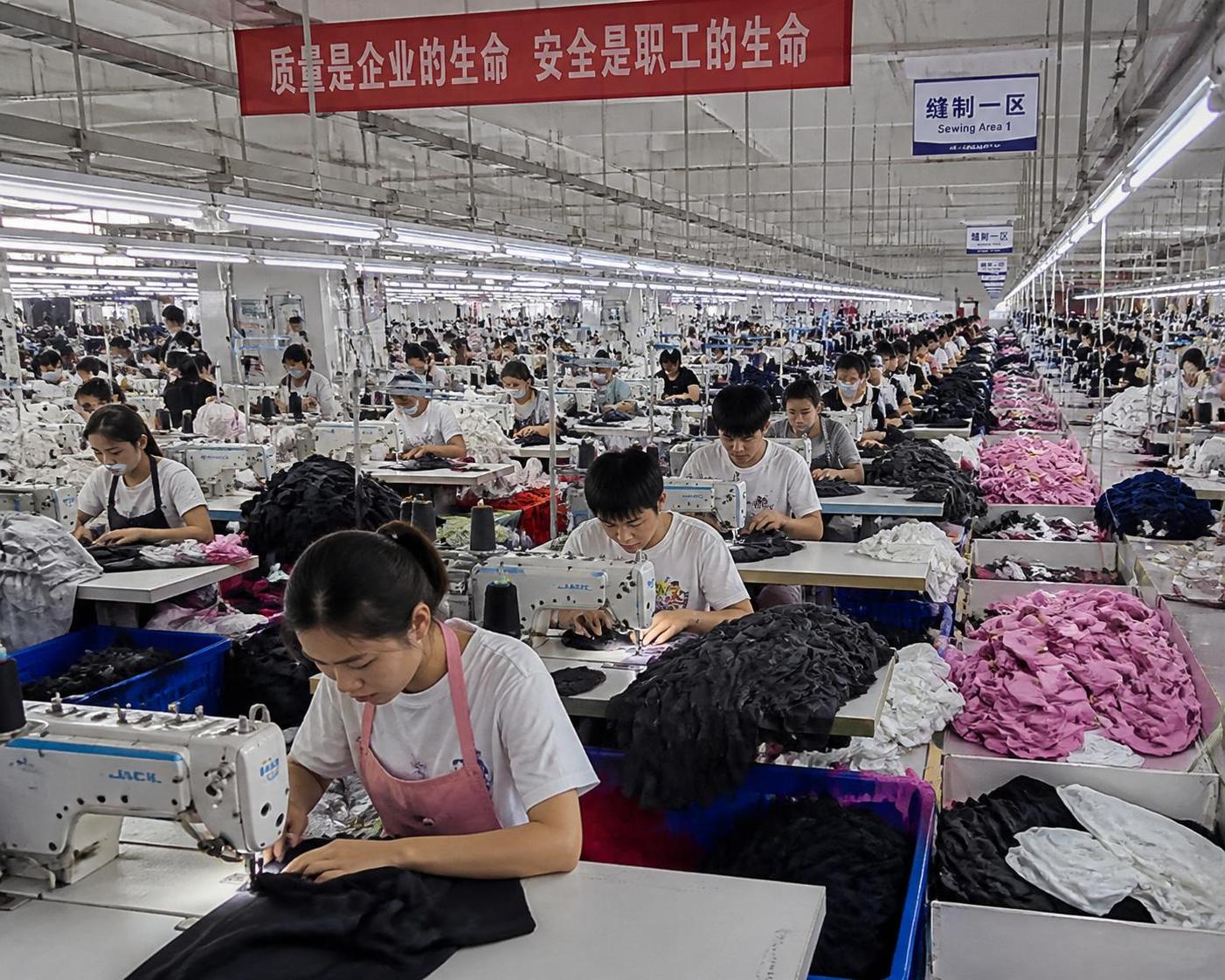 découvrez l'impact réel de la fast fashion sur l'industrie de la mode, ses conséquences environnementales et sociales, et comment mieux comprendre ce phénomène de mode éphémère.