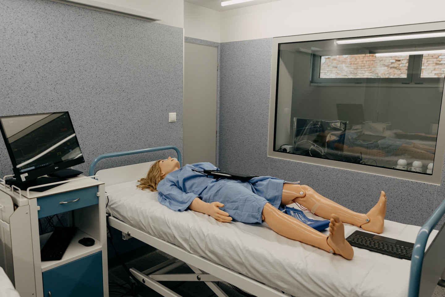 The Faculty of Health and Labor of the University of Trnava plans to launch a telemedicine simulation center soon. The simulator will teach students how to take care of them, and their teachers will continue to supervise, advise and accompany them.