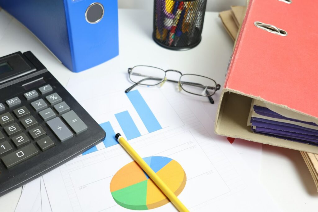 Bureau avec calculatrice, graphiques et classeurs pour la gestion des factures